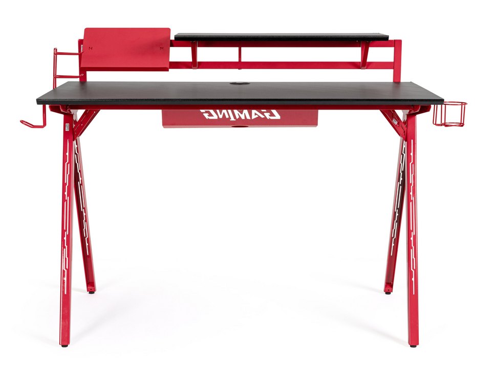 scrivania gaming in legno e pvc nero con base acciaio rosso, 135,5 x 60 cm, ambientazione d’arredo con il prodotto...
