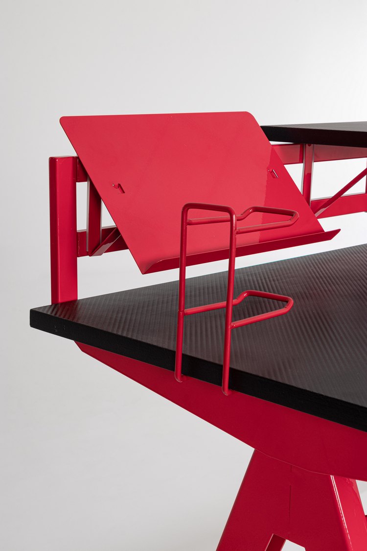 scrivania gaming in legno e pvc nero con base acciaio rosso, 135,5 x 60 cm, ambientazione d’arredo con il prodotto...