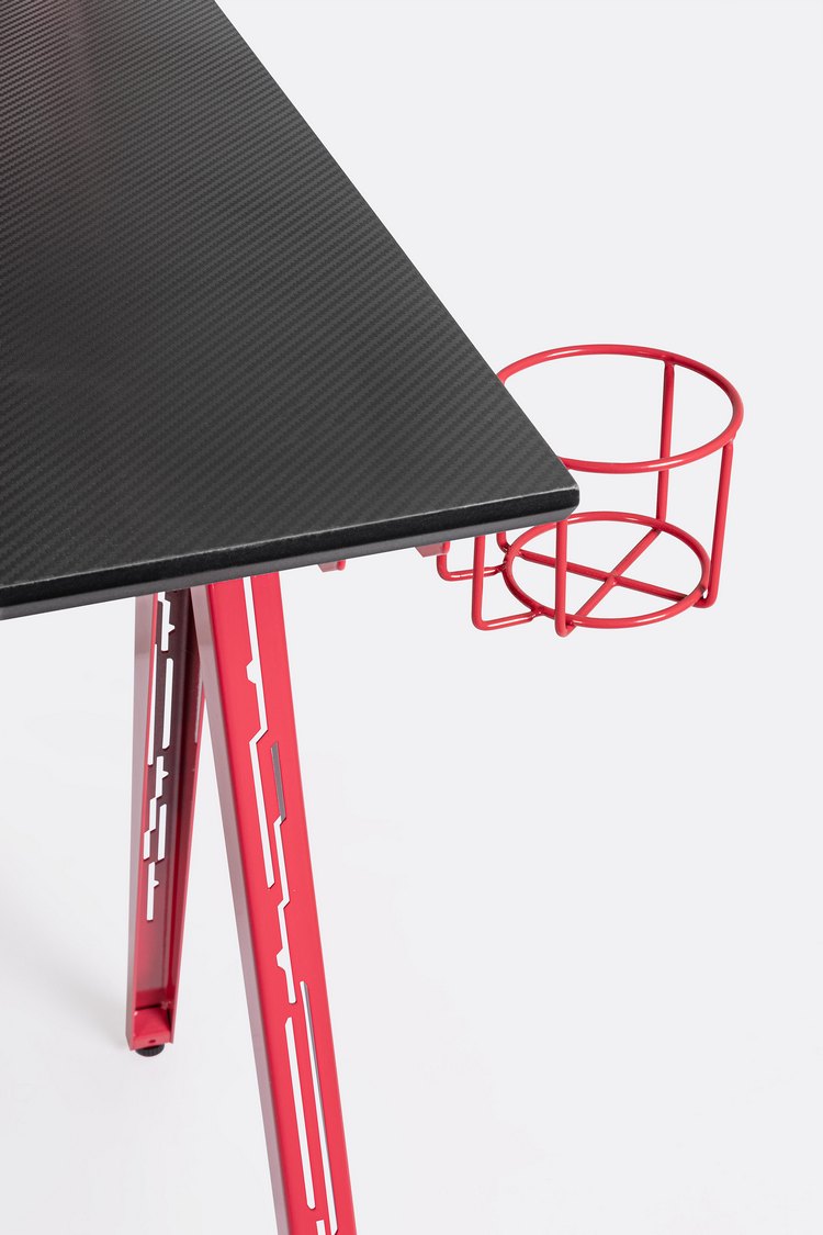 scrivania gaming in legno e pvc nero con base acciaio rosso, 135,5 x 60 cm, ambientazione d’arredo con il prodotto...