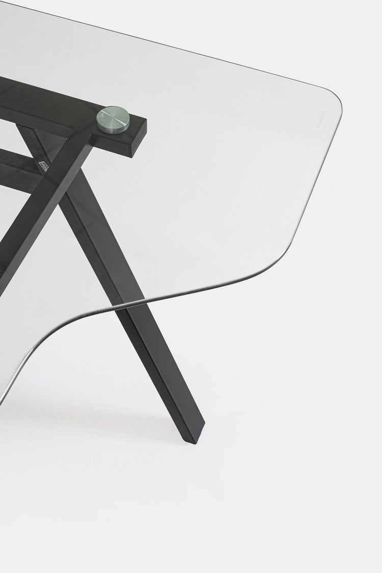 scrivania charlie in vetro temperato e base acciaio nero, con cassettiera 150,5 x 80 cm, ambientazione d’arredo con il...