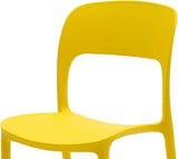 set di 4 sedie fuerteventura in polipropilene gialle, ambientazione su terrazza, veranda o prato