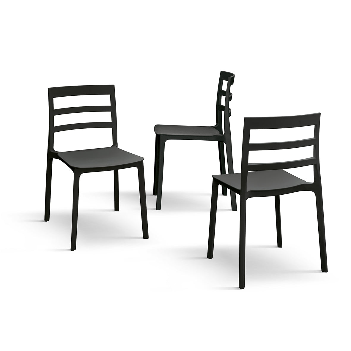 set di 4 sedie malaga in polipropilene nero, dettaglio della finitura in metallo, plastica o legno trattato