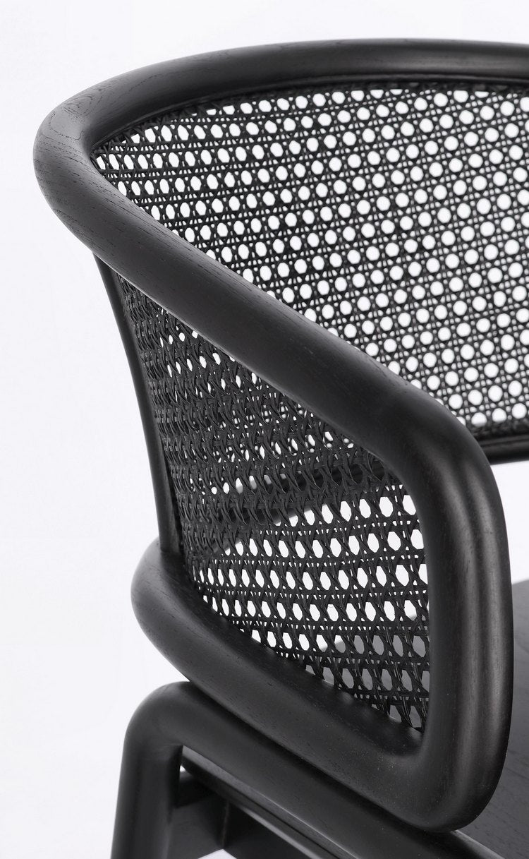 sedia keith in legno di teak e rattan nero con braccioli, design sofisticato e funzionale per ambienti moderni