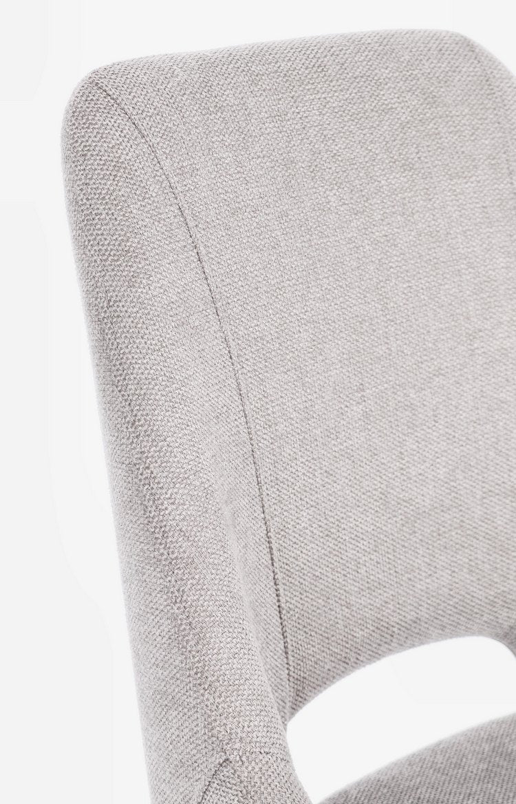 set di 2 sedie kashar in tessuto grigio chiaro e gambe acciaio, facile da abbinare a qualsiasi stile d’arredo