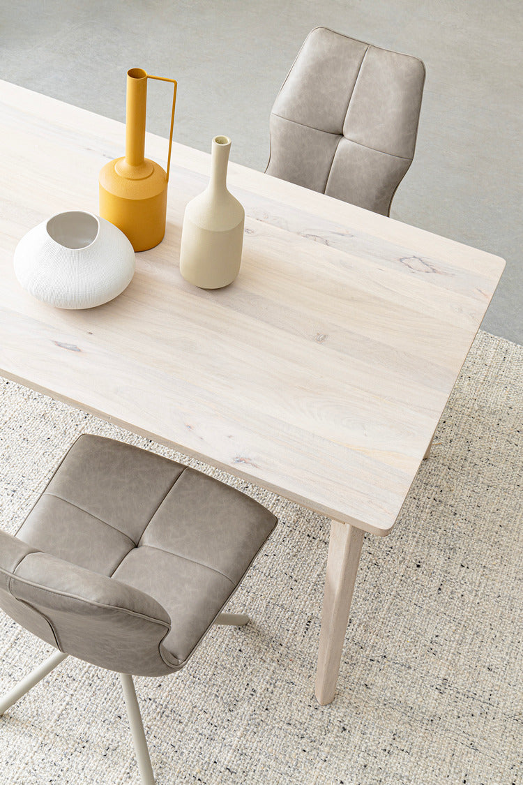 set di 2 sedie kepler in similpelle tortora e gambe incrociate beige, ambientazione d’arredo con il prodotto protagonista