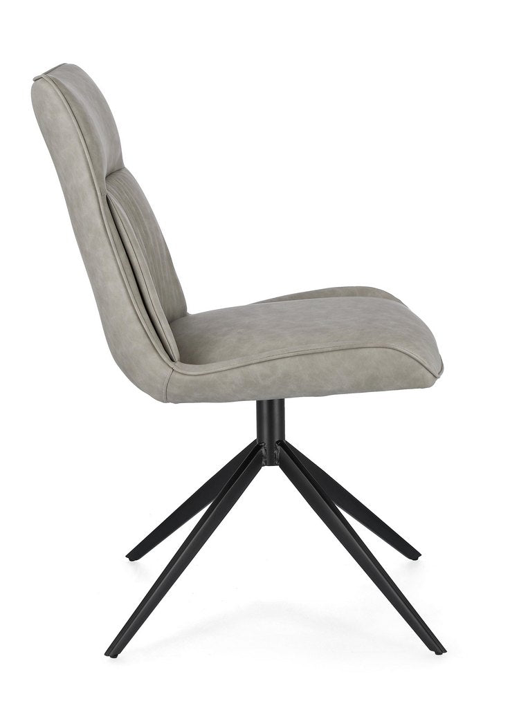 set di 2 sedie jordan in similpelle grigio e gambe acciaio nere, vista ambientata attorno a un tavolo da pranzo