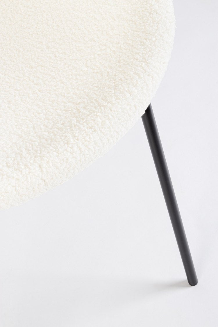 set di 2 sedie maddie in tessuto bianco e base acciaio nero, materiali resistenti per uso quotidiano