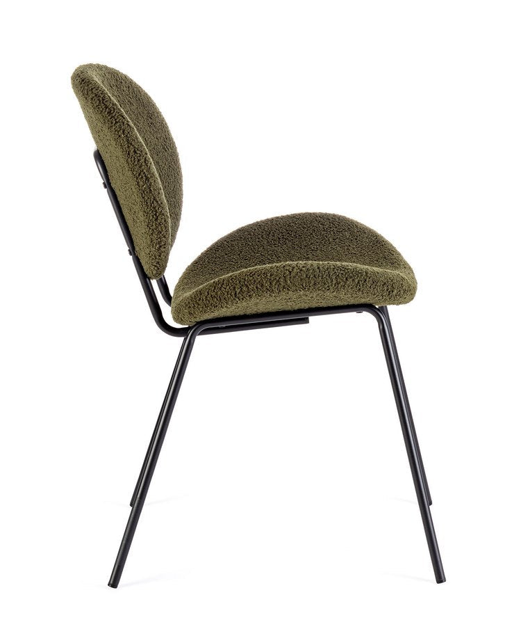 set di 2 sedie maddie in tessuto verde e base acciaio nero, vista ambientata attorno a un tavolo da pranzo