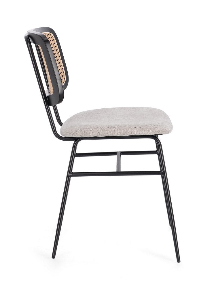 set di 2 sedie glenna in tessuto tortora e rattan con gambe acciaio nere, vista ambientata attorno a un tavolo da pranzo