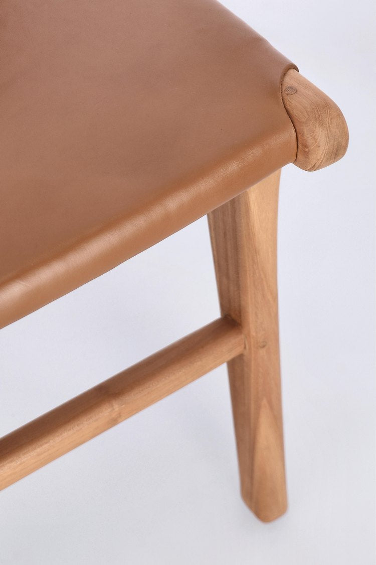 set di 2 sedie eugenie in legno di teak e vera pelle cognac, materiali resistenti per uso quotidiano