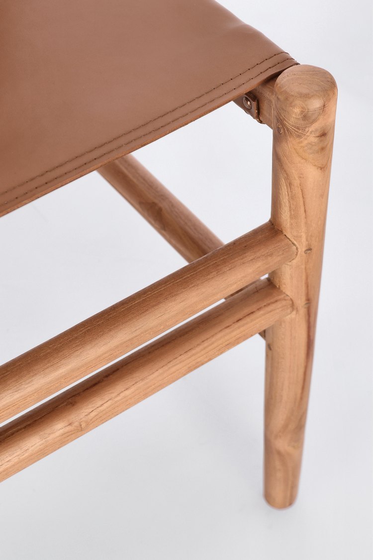 set di 2 sedie caroline in legno di teak e vera pelle cognac, materiali resistenti per uso quotidiano