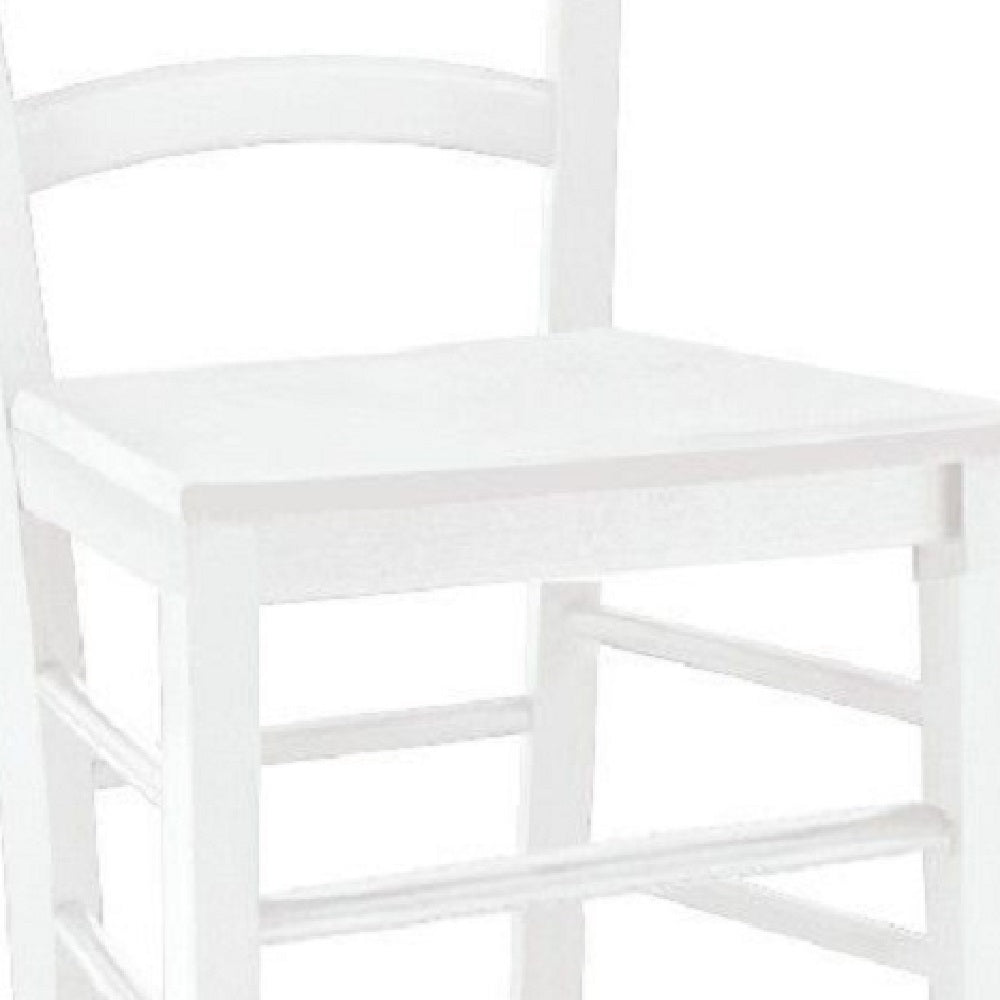 set di 2 sedie appia in legno bianche, vista ambientata attorno a un tavolo da pranzo