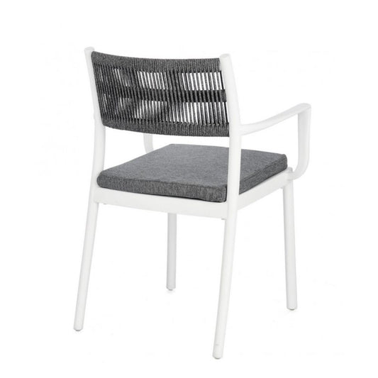 set di 4 sedie alvin in polipropilene bianco e corda intrecciata grigio scuro, con braccioli, dettaglio della finitura in...