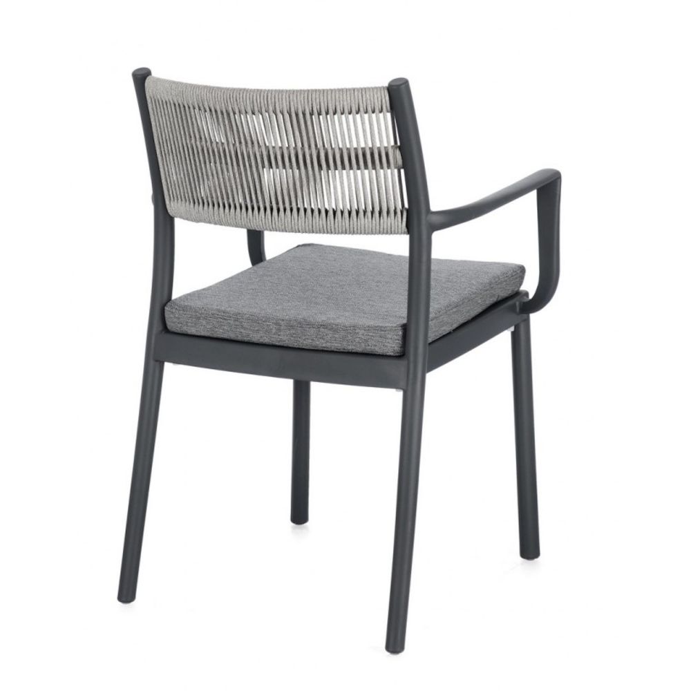set di 4 sedie alvin in polipropilene antracite e corda intrecciata grigio chiaro, con braccioli, dettaglio della finitura...