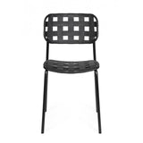 set di 4 sedie clover in polipropilene nero e struttura acciaio, impilabile, ambientazione su terrazza, veranda o prato