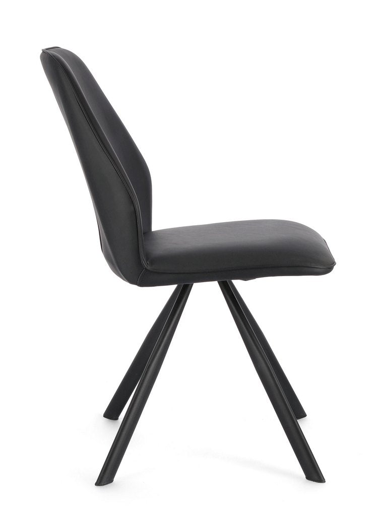 set di 4 sedie maxwell similpelle nero e gambe acciaio nero, vista ambientata attorno a un tavolo da pranzo