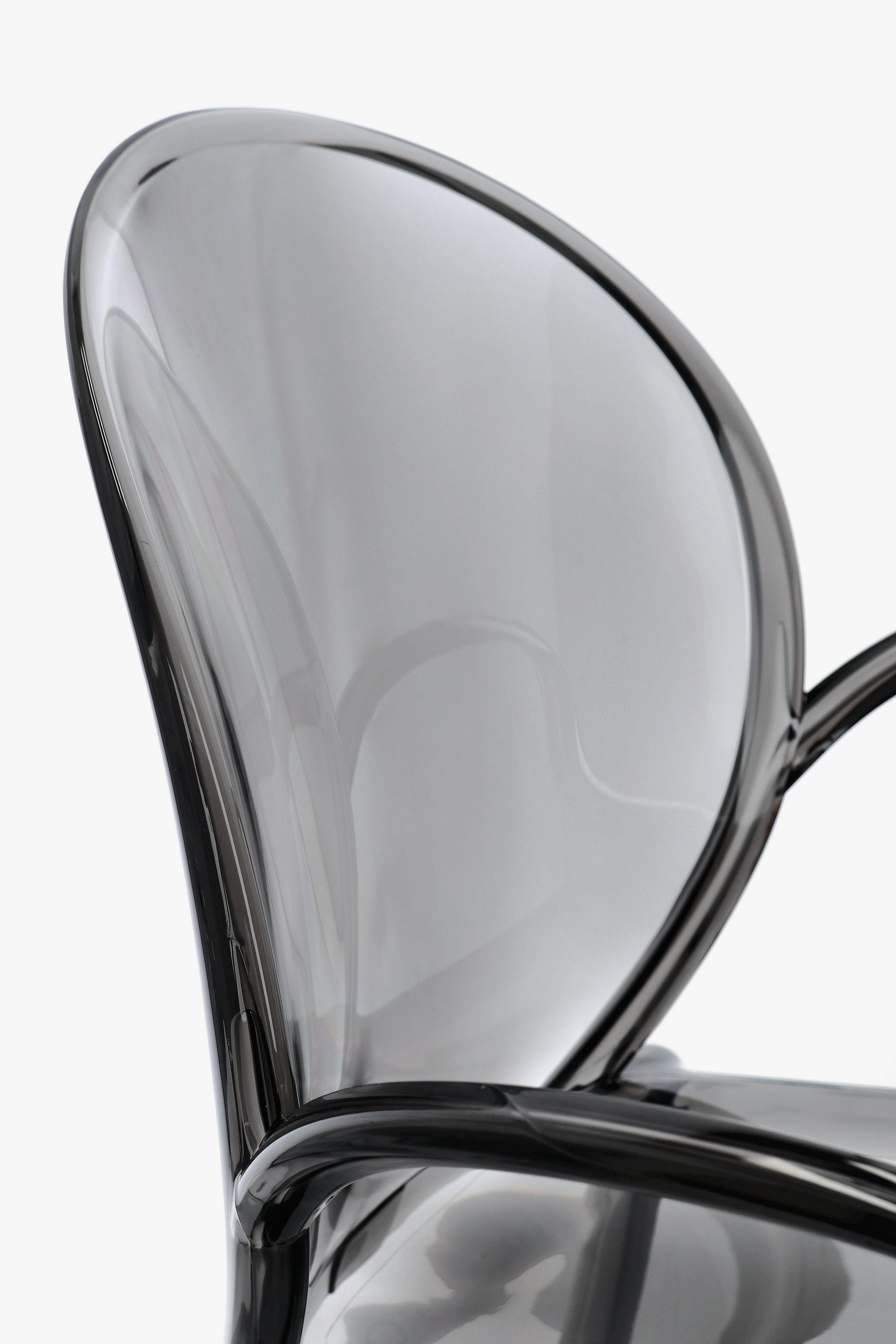 set di 4 sedie camilla in policarbonato trasparente fumé, impilabili, design sofisticato e funzionale per ambienti moderni