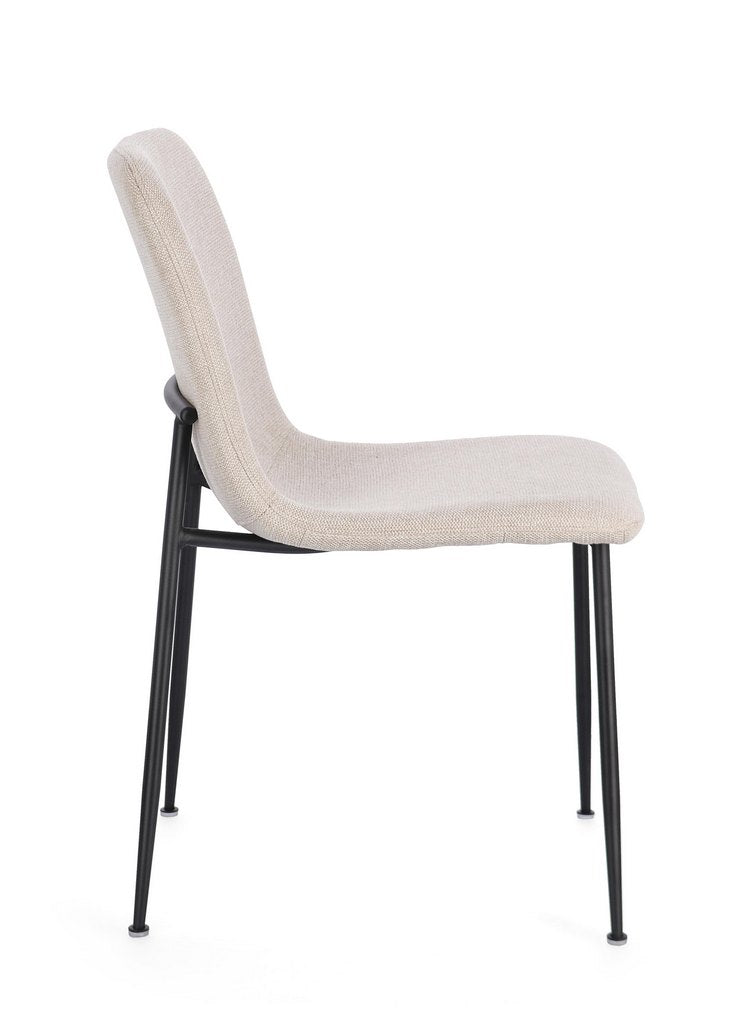 set di 4 sedie rinas beige e gambe acciaio nero, vista ambientata attorno a un tavolo da pranzo