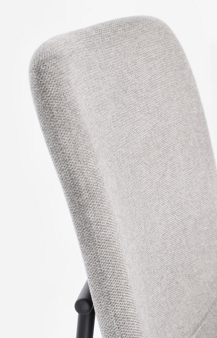 set di 4 sedie rinas grigio chiaro e gambe acciaio nero, facile da abbinare a qualsiasi stile d’arredo