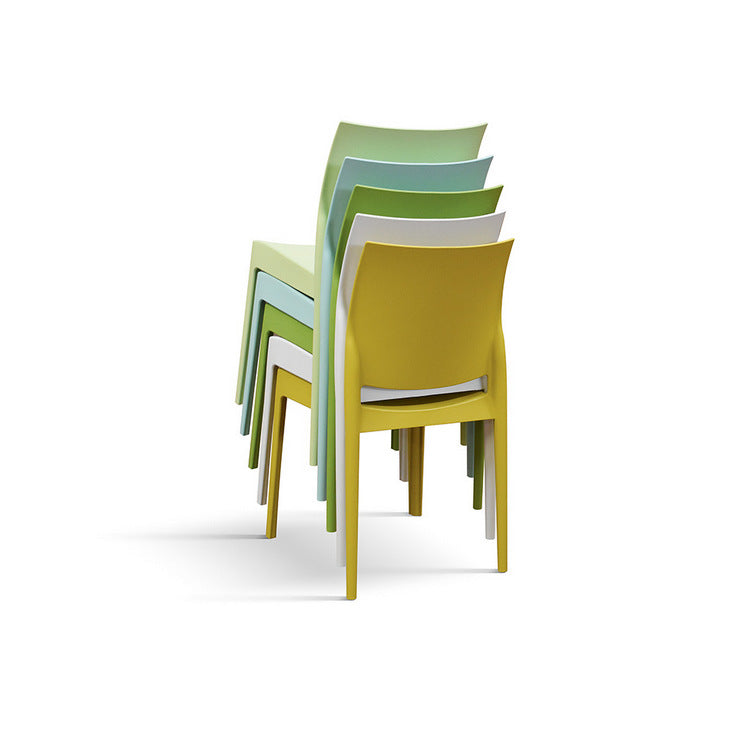 set di 4 sedie hobie beach in polipropilene verde, impilabili, ambientazione su terrazza, veranda o prato