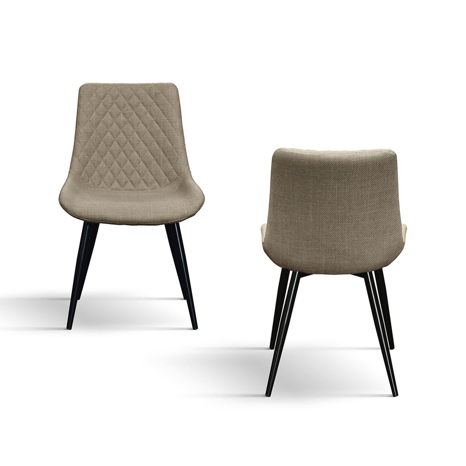 set di 4 sedie vienna in tessuto beige e gambe in metallo nero, dettaglio della struttura in legno, metallo o plastica