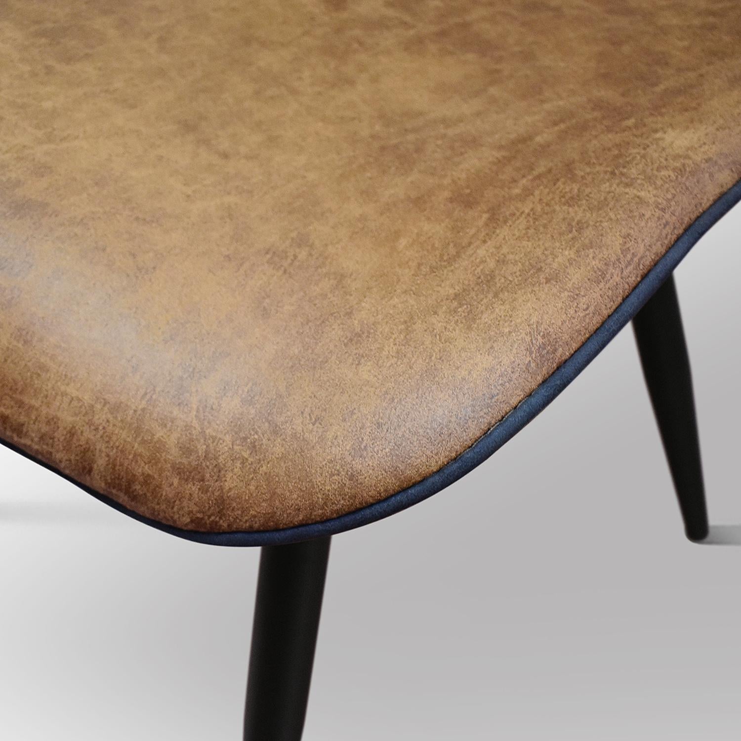 set di 4 sedie bruxelles in ecopelle cammello e gambe in metallo nero, facile da abbinare a qualsiasi stile d’arredo