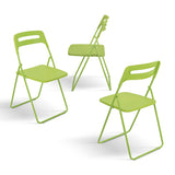 set di 6 sedie pieghevoli almeria in metallo verde e polipropilene verde, ambientazione su terrazza, veranda o prato