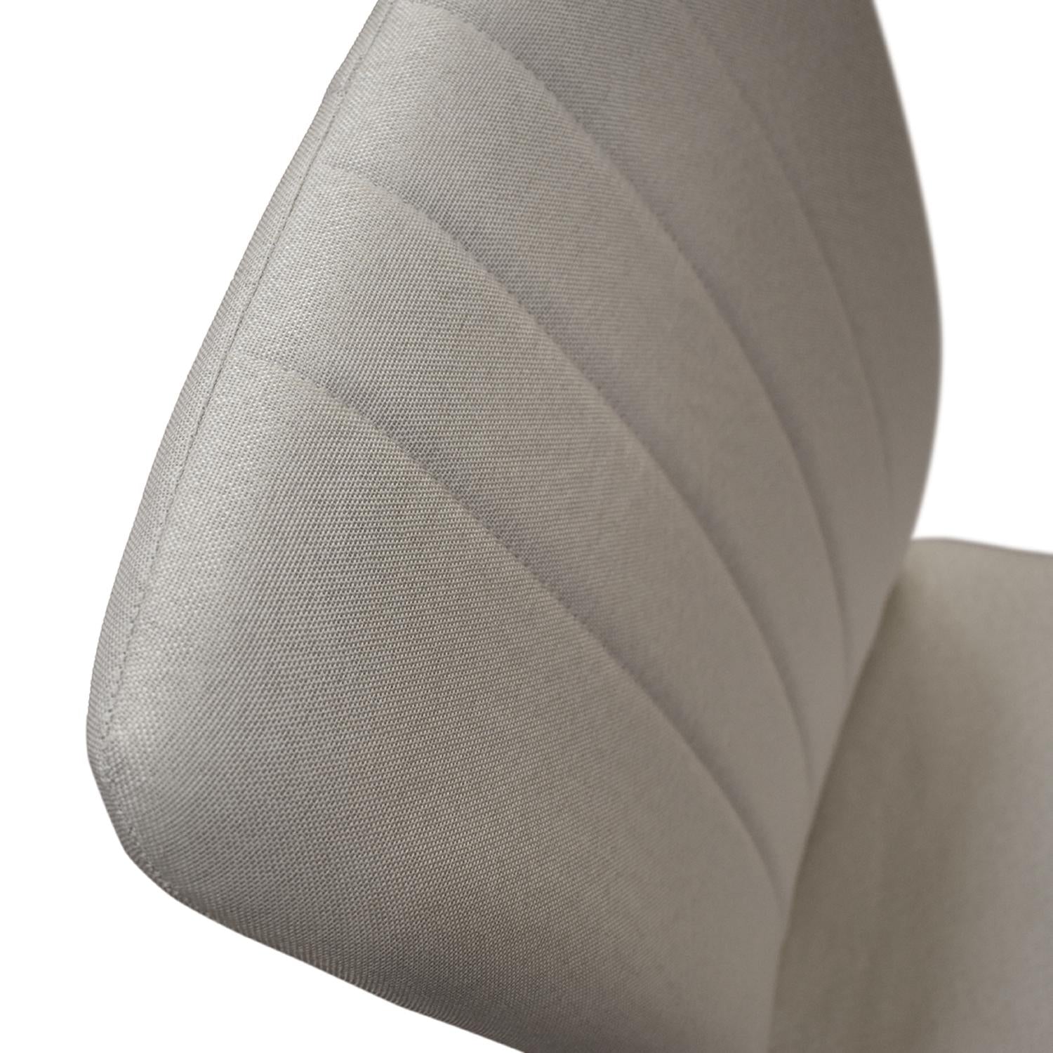 set di 6 sedie amsterdam in tessuto beige e gambe in metallo nero, facile da abbinare a qualsiasi stile d’arredo