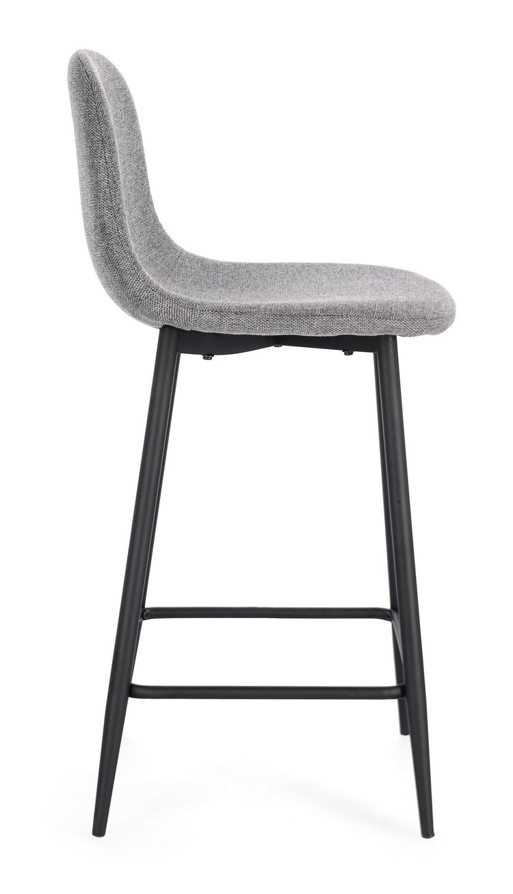set di 2 sgabelli irelia in tessuto grigio scuro e gambe in acciaio nere, vista ambientata accanto a bancone o isola
