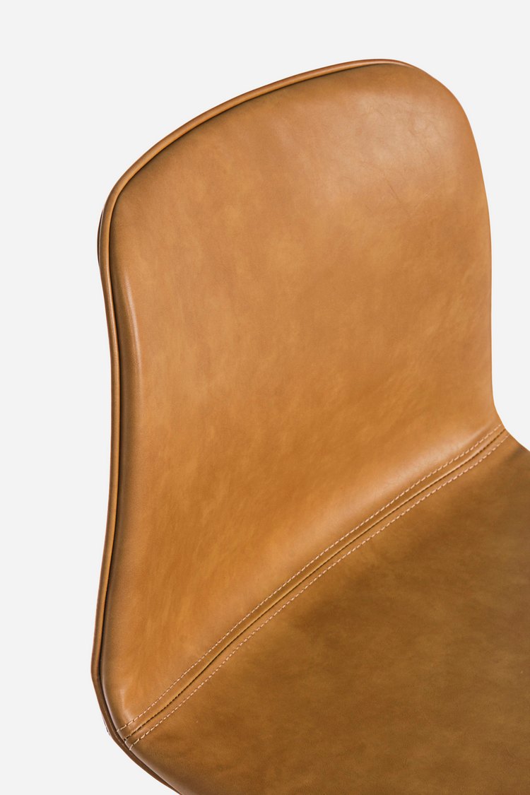 set di 2 sgabelli kyra in similpelle cuoio e gambe in acciaio nero, struttura stabile in metallo o legno massello