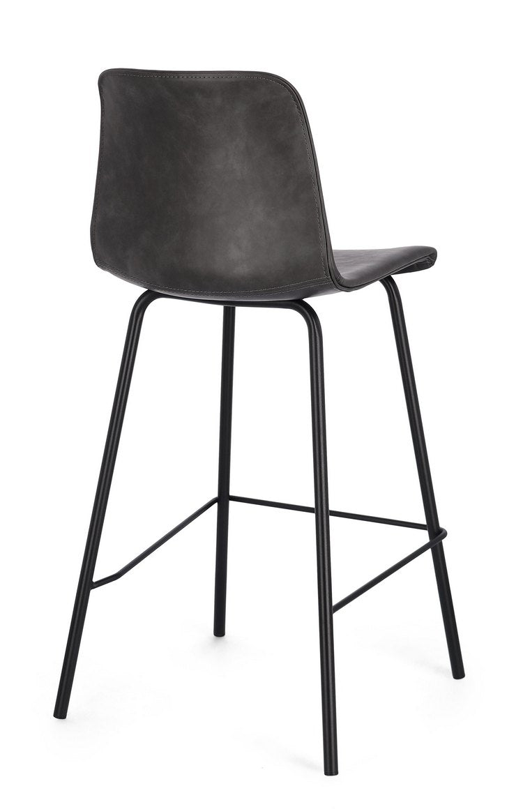 set di 2 sgabelli kyra in similpelle antracite e gambe in acciaio nero, vista ambientata accanto a bancone o isola