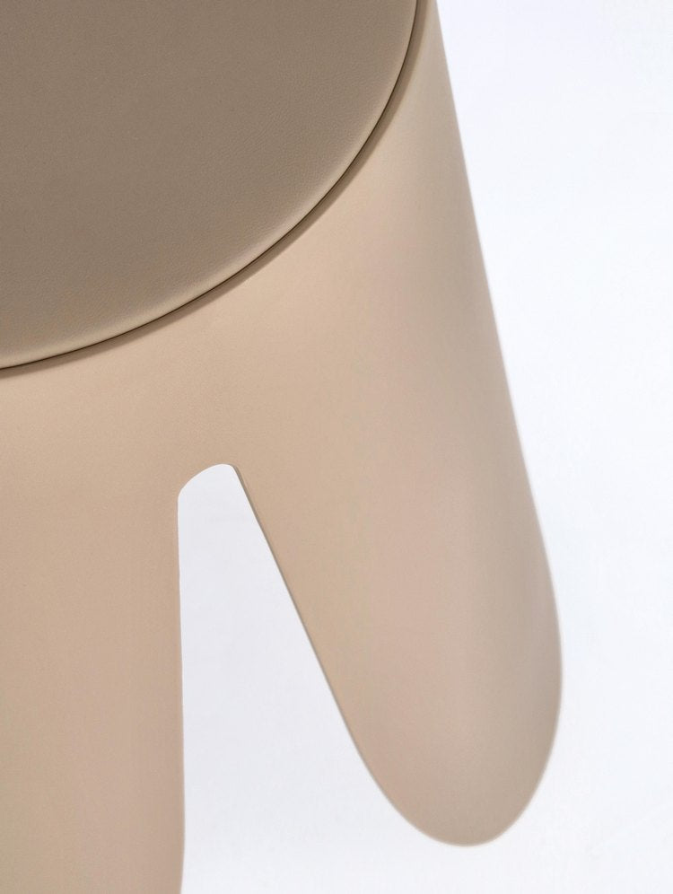 set di 2 sgabelli imogen in polipropilene avorio e cuscino in similpelle avorio, vista ambientata accanto a bancone o isola