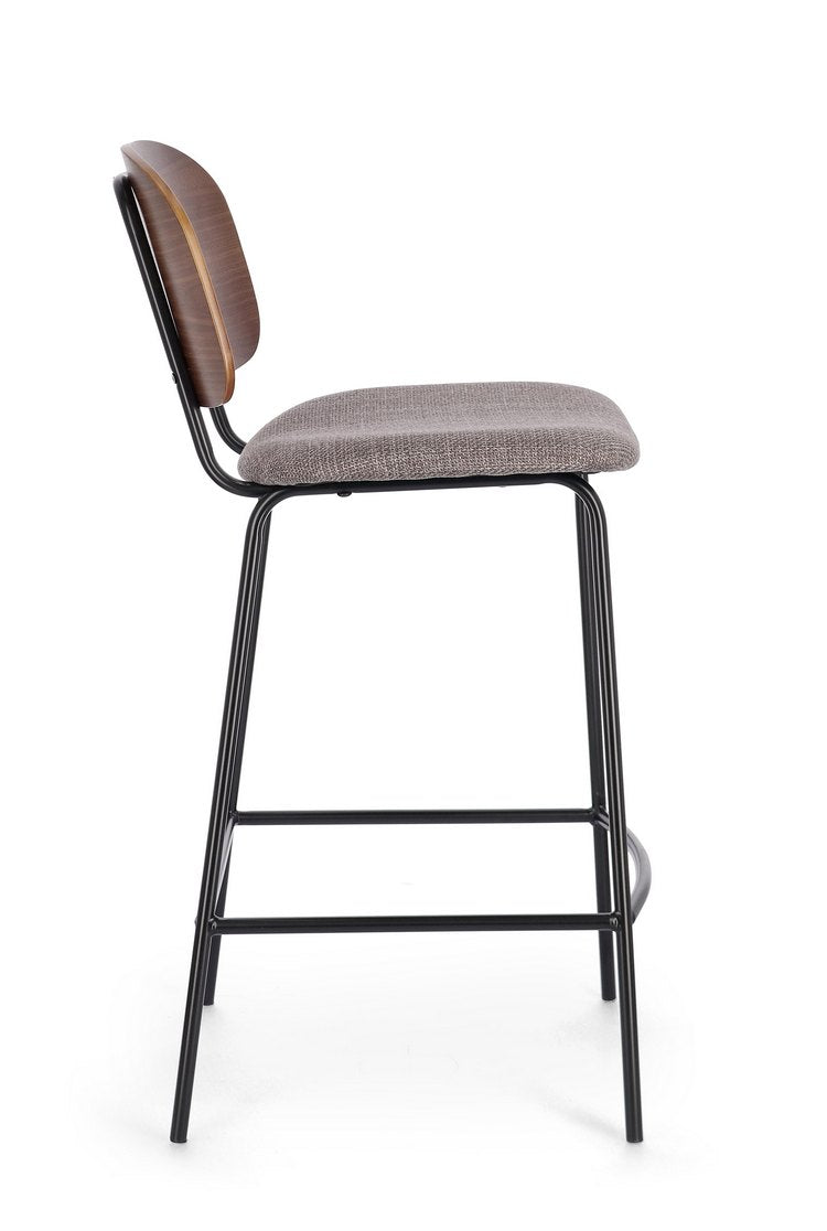 set di 2 sgabelli sienna in tessuto grigio e legno di pioppo marrone, vista ambientata accanto a bancone o isola