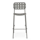 set di 4 sgabelli clover in polipropilene grigio e struttura acciaio, impilabili, ambientazione in giardino o accanto a...