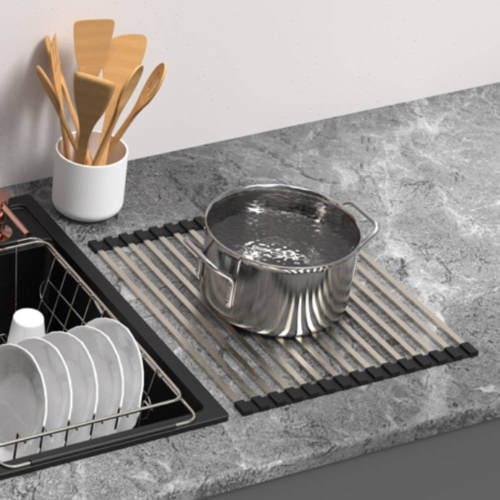 tappettino scolapiatti avvolgibile fm001 per lavello, vista ambientata su piano cucina moderno