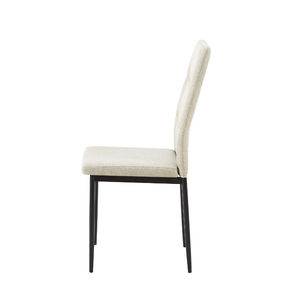 sedia da pranzo adara in tessuto beige, vista ambientata in soggiorno o sala da pranzo