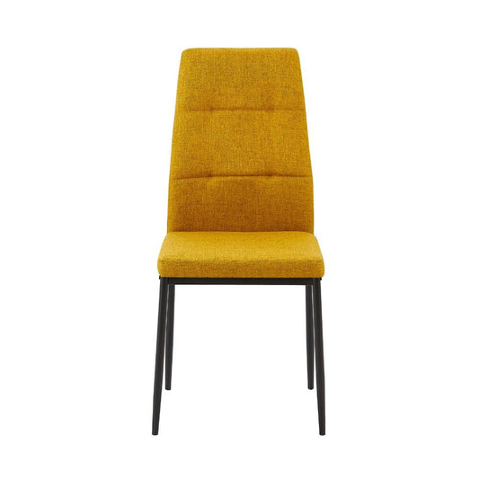 sedia da pranzo adara in tessuto senape, dettaglio dell’imbottitura morbida e confortevole