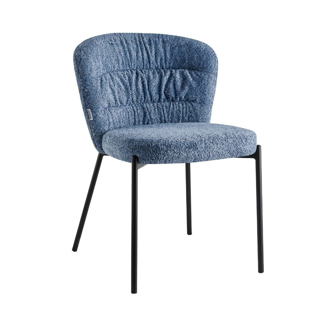 sedia imbottita cami in tessuto teddy azzurro polvere, dettaglio dell’imbottitura morbida e confortevole