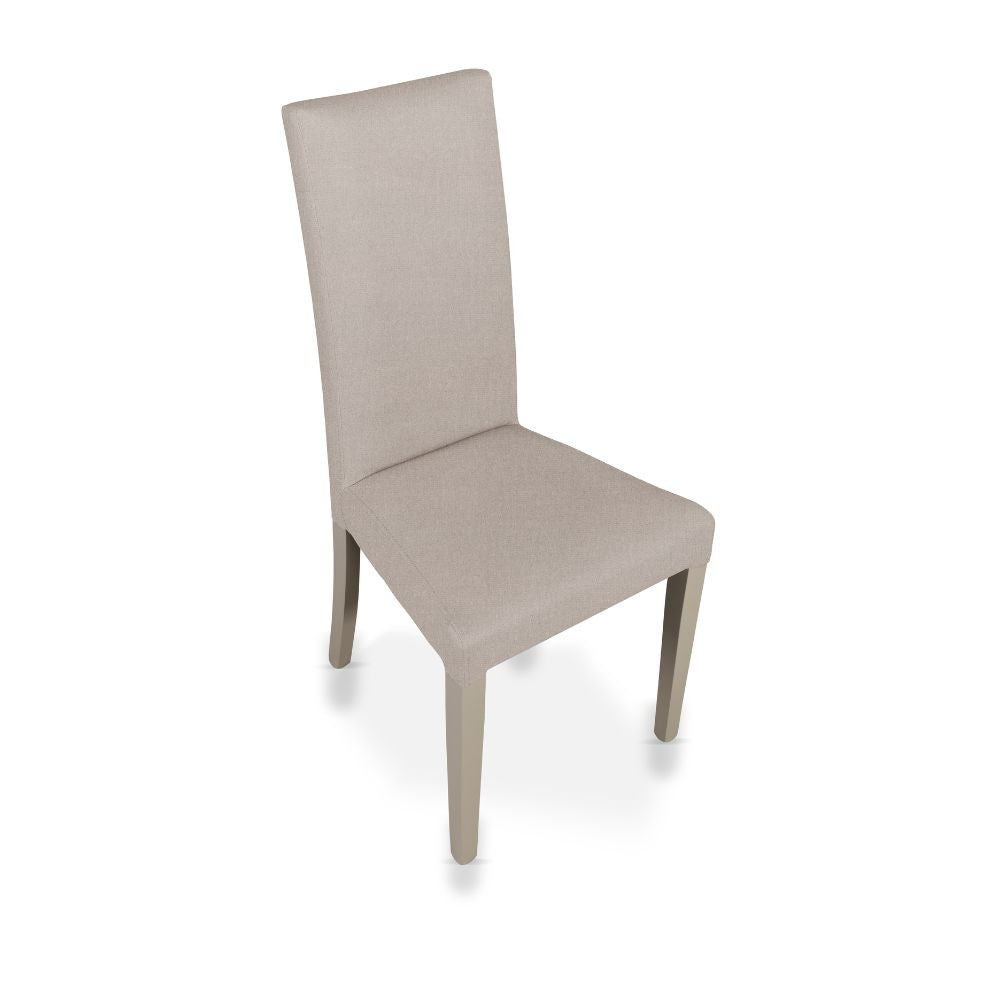 sedia nancy in tessuto soro 23 tortora e struttura in tinta, vista ambientata in soggiorno o sala da pranzo