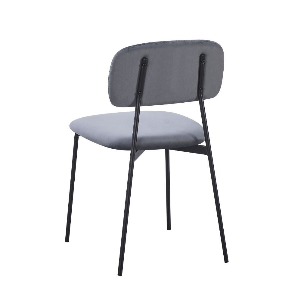 sedia shen in vellutino colore grigio e struttura in metallo nero, vista ambientata in soggiorno o sala da pranzo