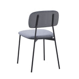 sedia shen in vellutino colore grigio e struttura in metallo nero, vista ambientata in soggiorno o sala da pranzo