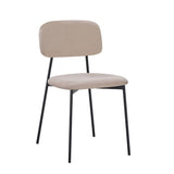 sedia shen in vellutino colore taupe e struttura in metallo nero, dettaglio dell’imbottitura morbida e confortevole