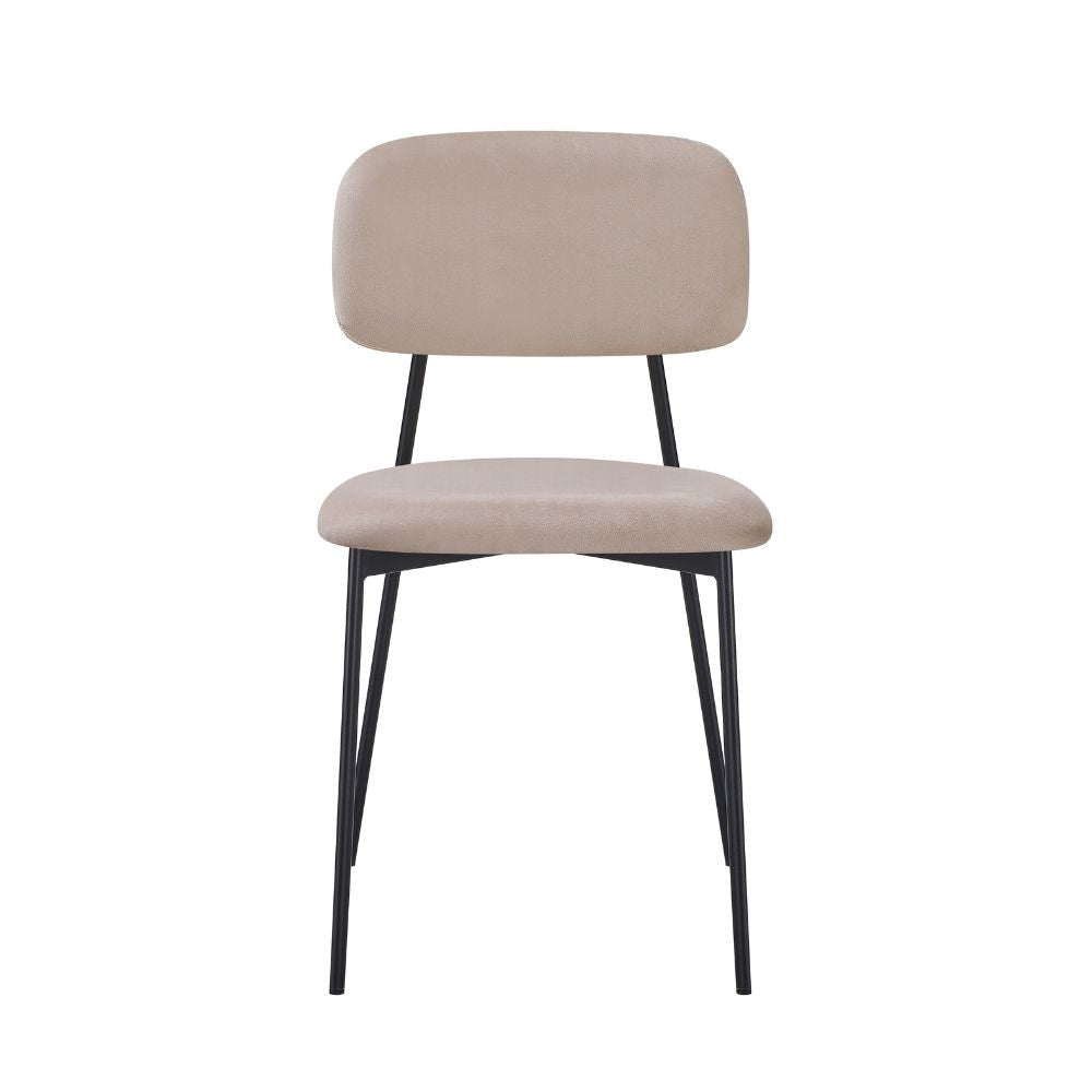 sedia shen in vellutino colore taupe e struttura in metallo nero, vista ambientata in soggiorno o sala da pranzo