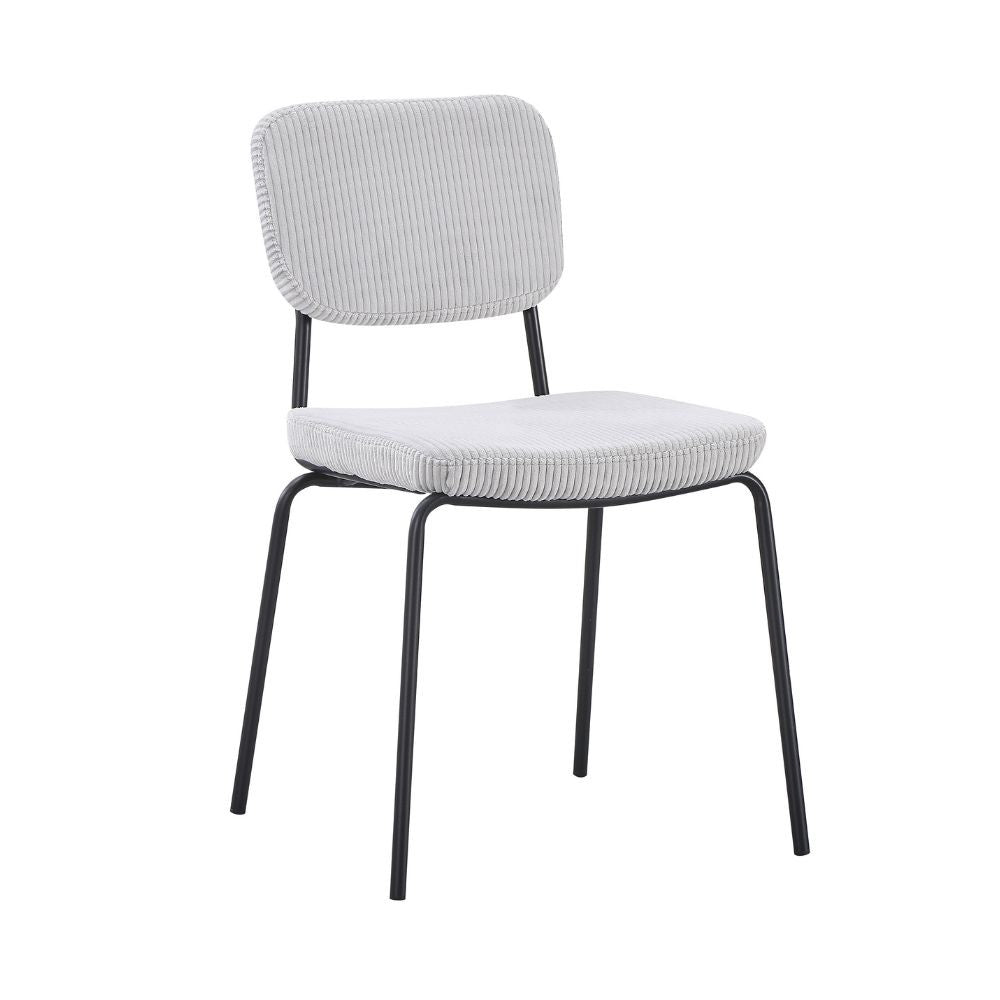 sedia juno in tessuto colore grigio chiaro e struttura in metallo nero, dettaglio dell’imbottitura morbida e confortevole