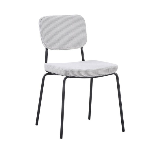 sedia juno in tessuto colore grigio chiaro e struttura in metallo nero, dettaglio dell’imbottitura morbida e confortevole