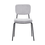 sedia juno in tessuto colore grigio chiaro e struttura in metallo nero, vista ambientata in soggiorno o sala da pranzo