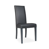 sedia nancy in ecopelle piombo con gambe in tinta, dettaglio dell’imbottitura morbida e confortevole