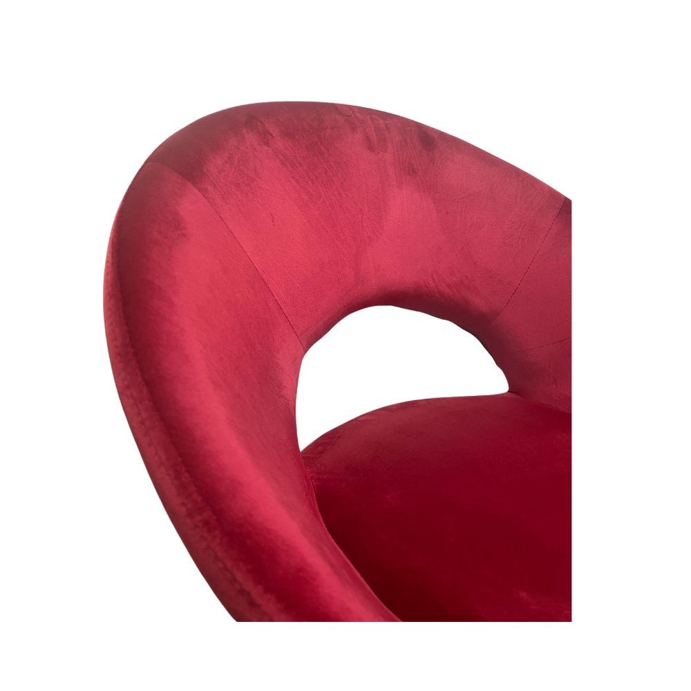 poltroncina etere in velluto rosso con gambe in metallo dorato, perfetta combinazione di eleganza e comfort