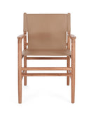 poltroncina caroline in legno di teak e vera pelle tortora, dettaglio dei braccioli imbottiti o in legno