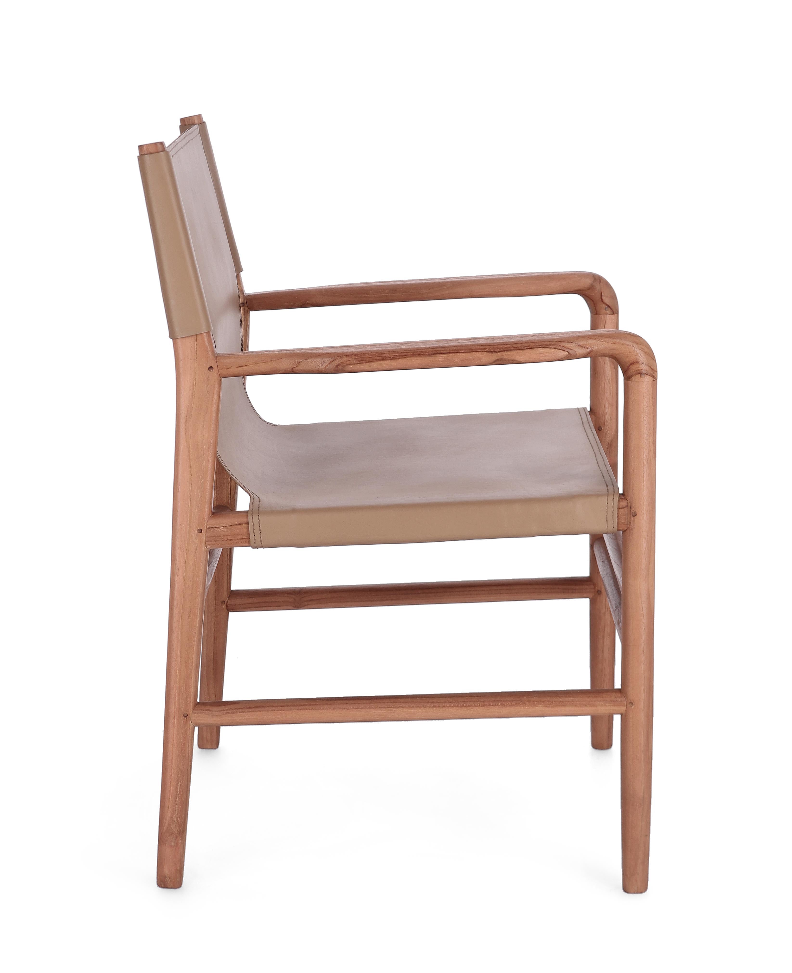 poltroncina caroline in legno di teak e vera pelle tortora, vista ambientata in soggiorno o sala da pranzo